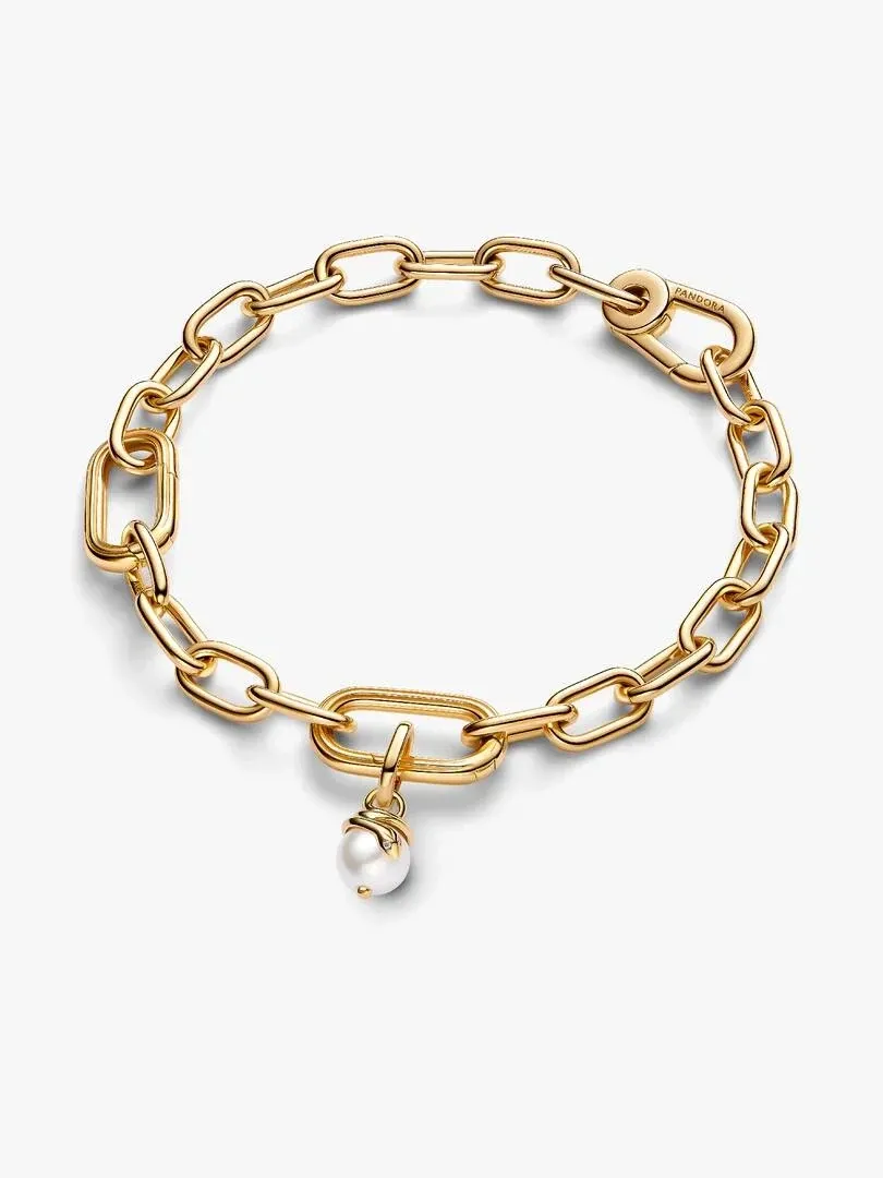 Gouden schakelarmband met witte parel hanger, vooraanzicht op een witte achtergrond.