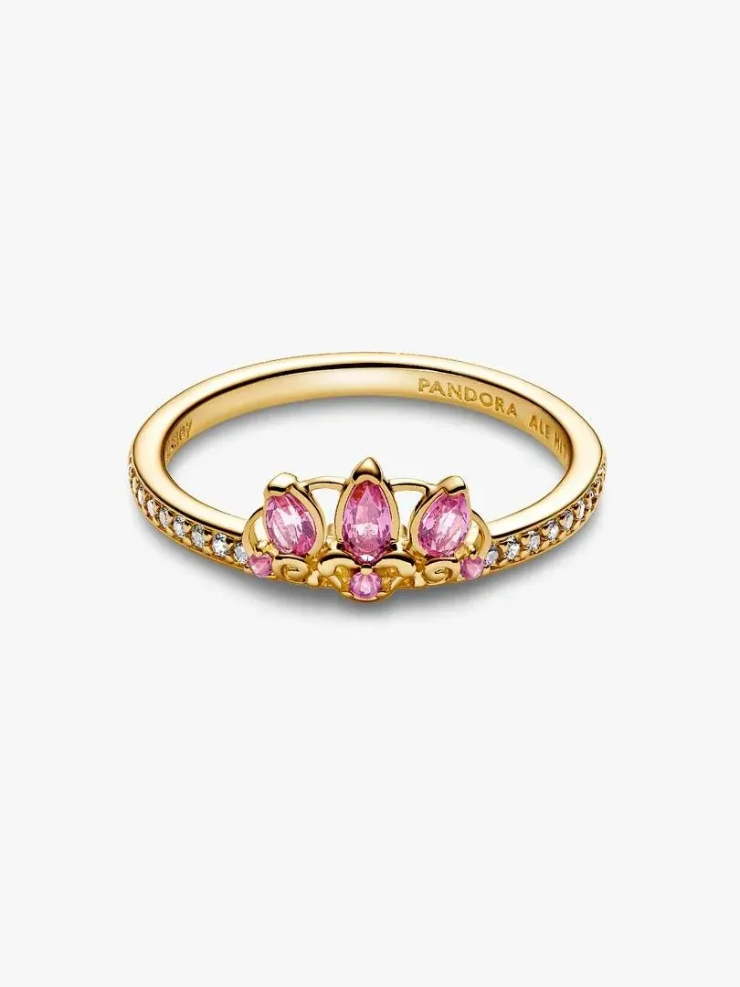 Anillo de tiara con gemas rosa pera y detalles dorados, vista frontal sobre fondo blanco.