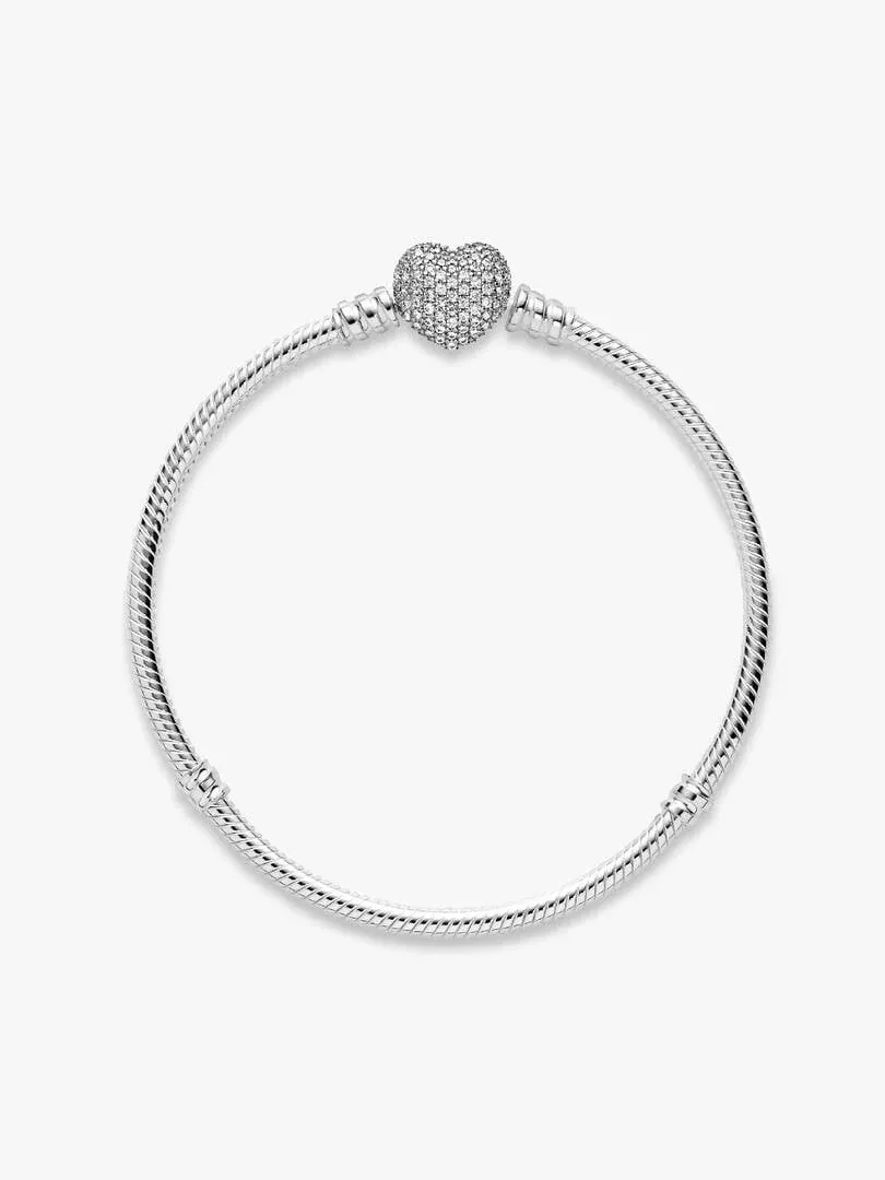 Pulsera de cadena de serpiente vista de frente, con cierre de corazón pavé sobre fondo blanco.