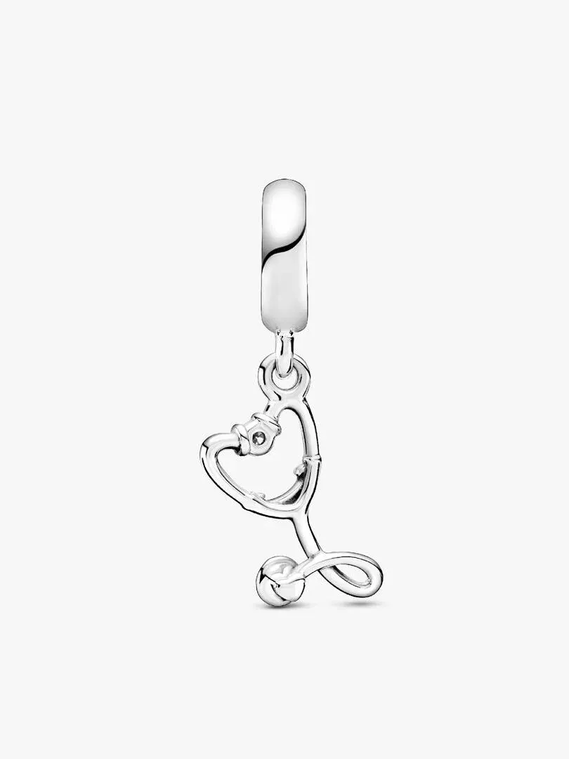 Charm en argent en forme de stéthoscope formant un cœur, vue de face sur fond blanc.