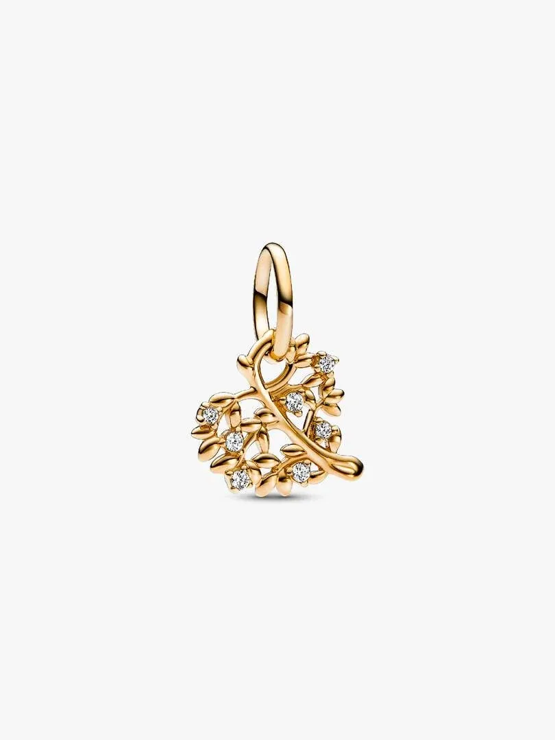 Charm colgante de árbol en forma de corazón visto de frente, fondo blanco, detalle de circonitas incrustadas.