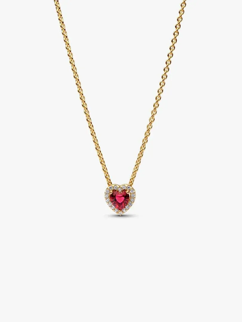 Collier avec pendentif cœur rouge et détails pavé sur fond blanc, vue frontale centrée.