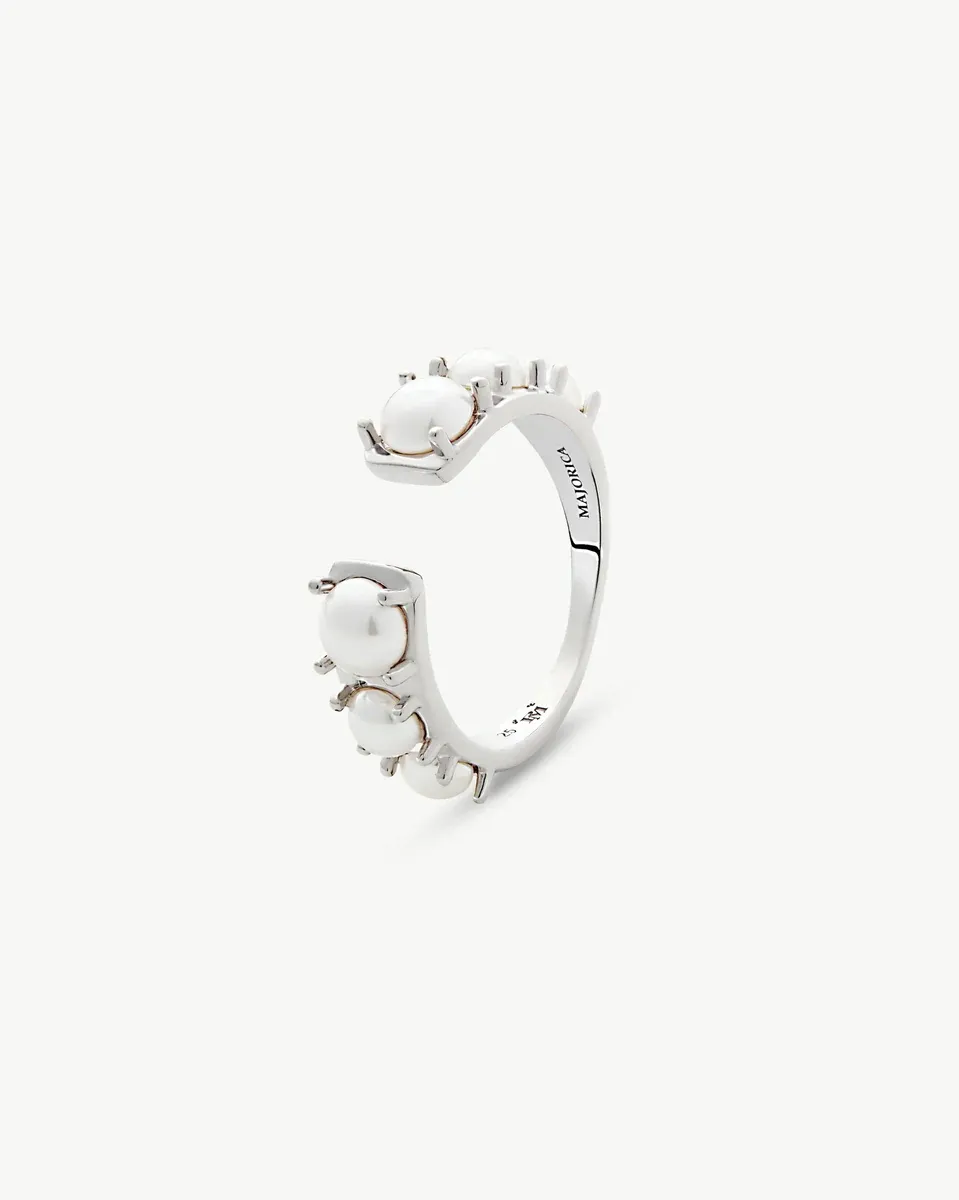 Bague ouverte en argent avec perles blanches, vue de profil sur fond blanc.