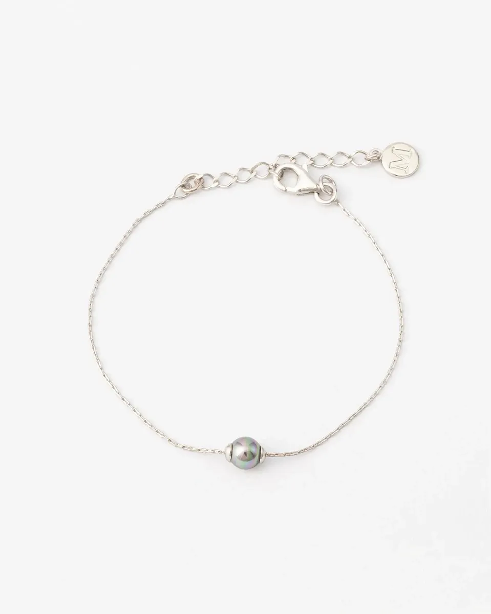 Fine chain bracelet with grey pearl, full front view on a white background.
