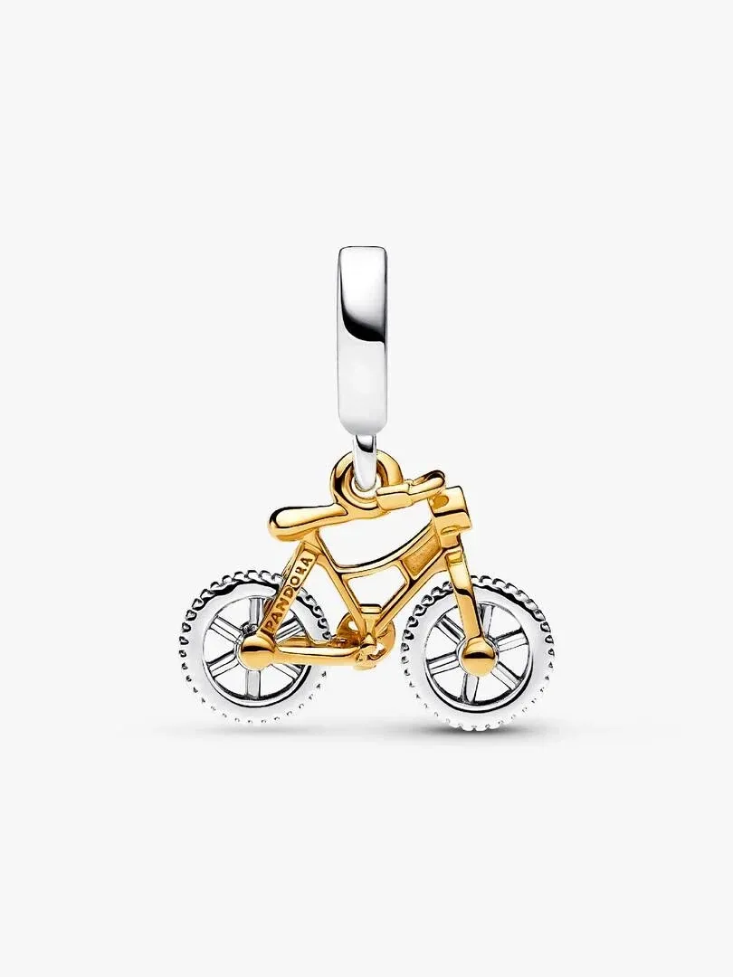 Zijaanzicht van tweekleurige fiets charm, witte achtergrond, detail van stuur en zilveren wielen.