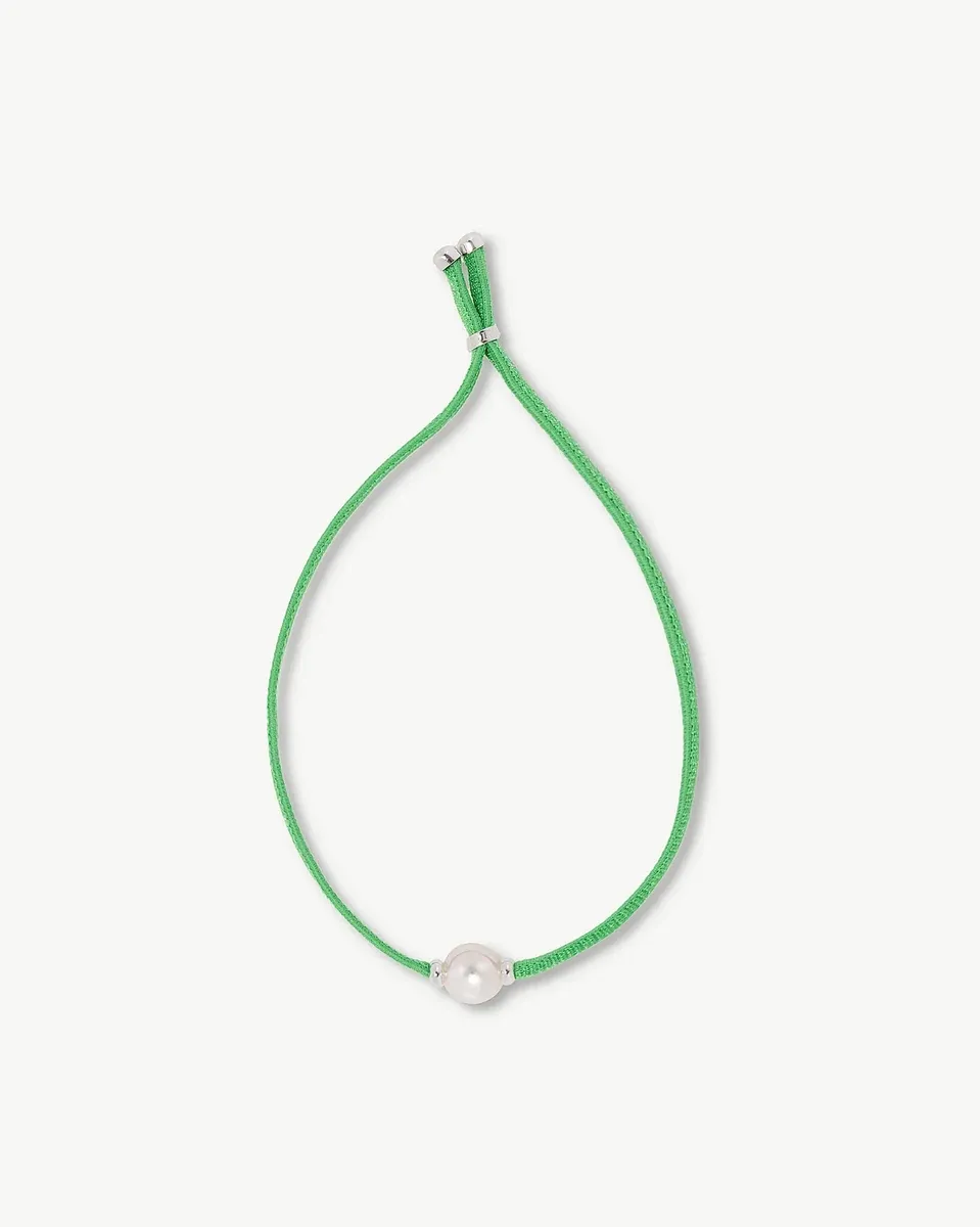 Groen koordarmband met een centrale witte parel, vooraanzicht op een witte achtergrond.