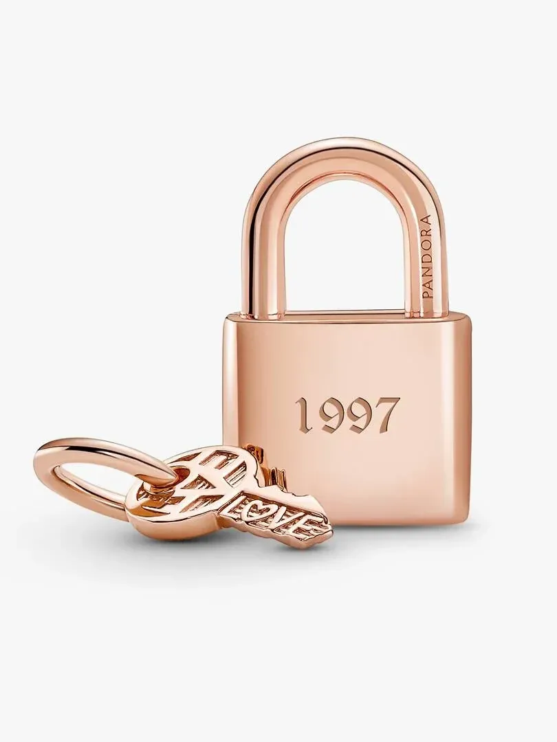 Vista frontal de charm candado y llave con grabado, sobre fondo blanco.