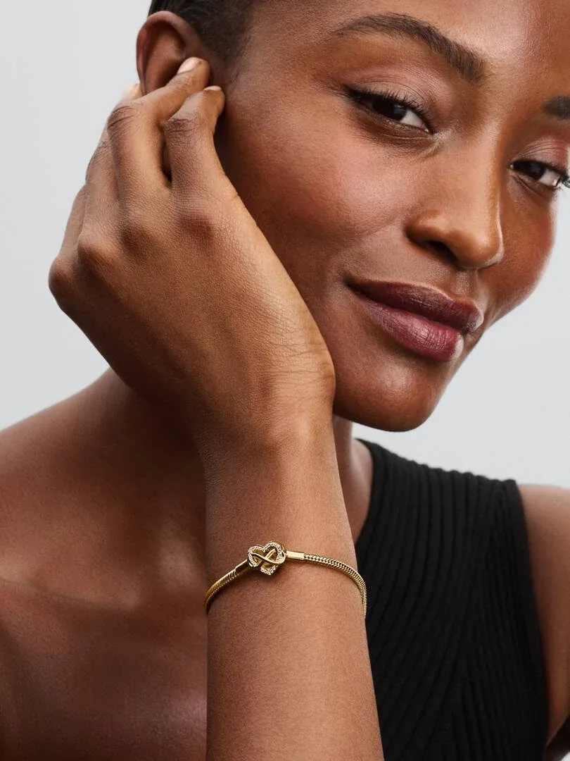 Gros plan du bracelet au poignet, vue de profil avec modèle sur fond neutre.