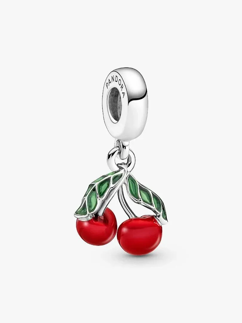 Kersenhanger charm in zilver met rood en groen email, vooraanzicht op een witte achtergrond.