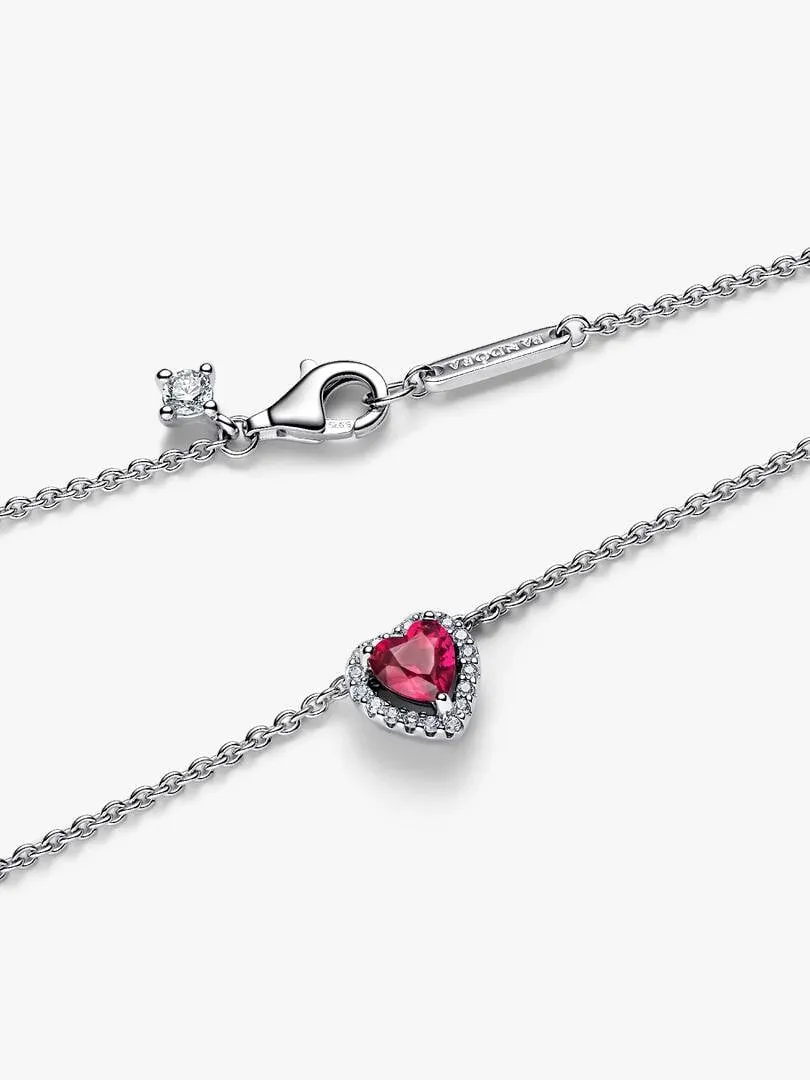 Collier en argent avec pendentif cœur rouge et halo de zircons, vue de face sur fond blanc.