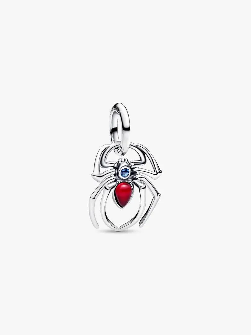 Charm araignée en argent avec cristaux rouge et bleu, vue de face sur fond blanc.