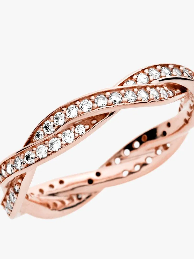 Anillo de banda trenzada en oro rosa con circonitas, vista lateral en ángulo sobre fondo blanco.