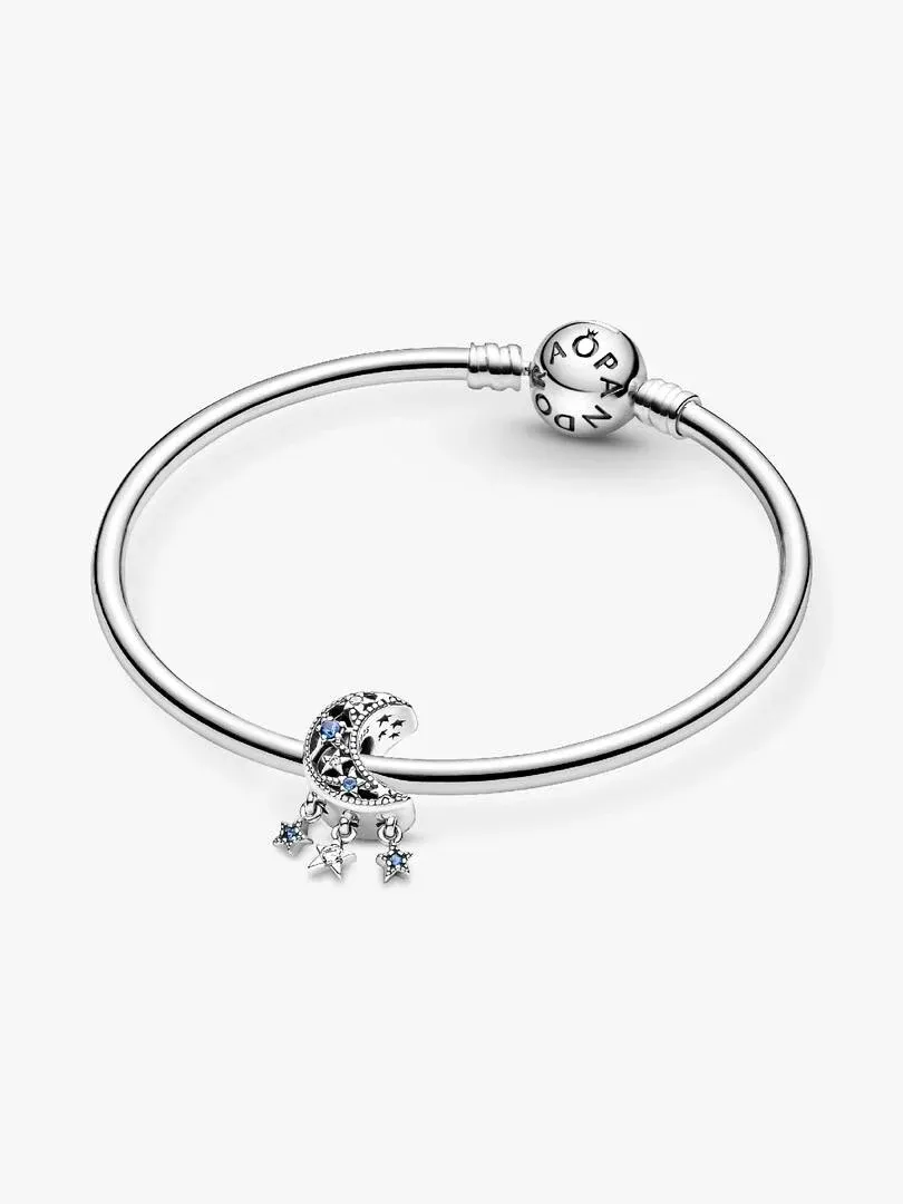 Pulsera de plata con charm de luna y estrellas, vista frontal en ángulo sobre fondo blanco.