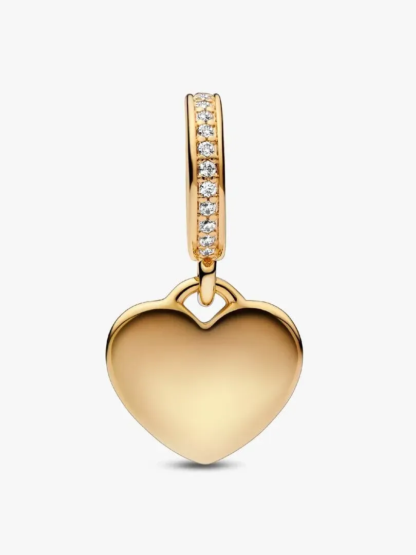 Charm cœur doré avec pavé de zircons sur l'anneau, vue de face sur fond blanc.