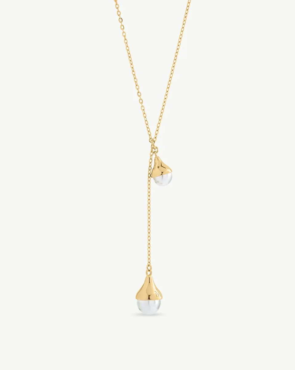 Collier à chaîne avec deux pendentifs perles goutte, vue de face sur fond blanc.
