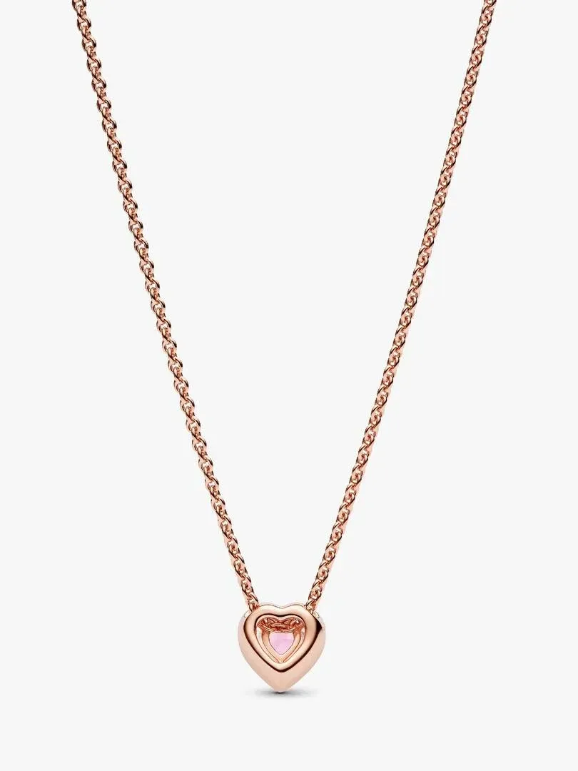 Collier avec pendentif cœur rose sur fond blanc, vue frontale centrée avec chaîne fine.