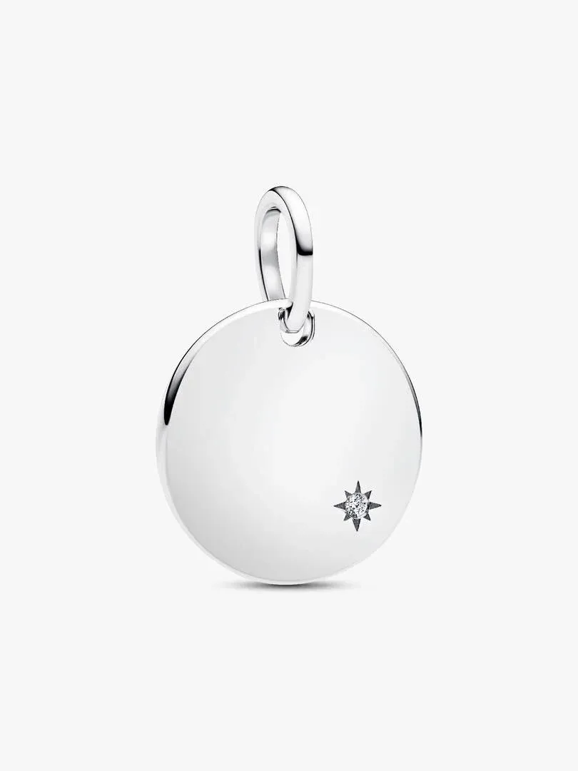 Pendentif disque en argent avec diamant, vue de face légèrement inclinée sur fond blanc.