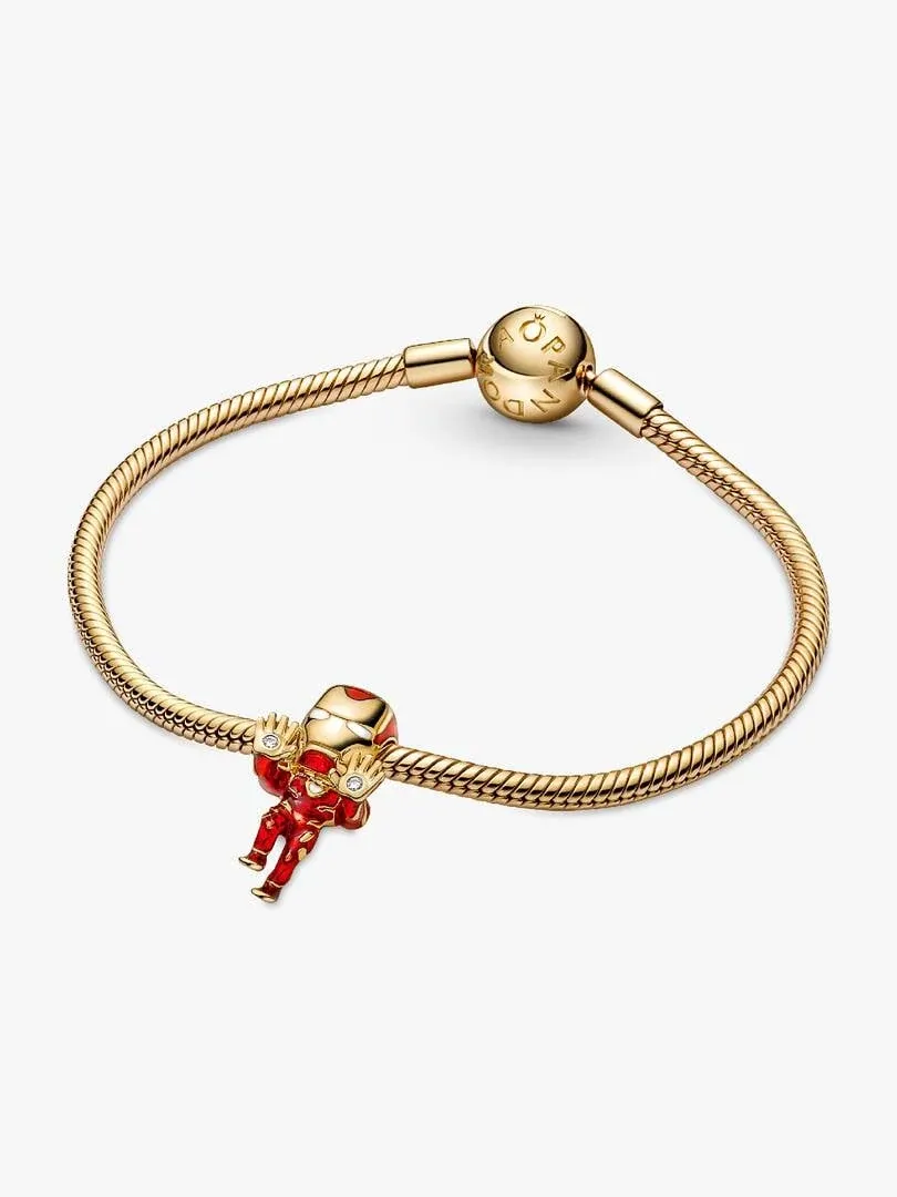 Bracelet chaîne dorée avec charm Iron Man, vue de face inclinée sur fond blanc.