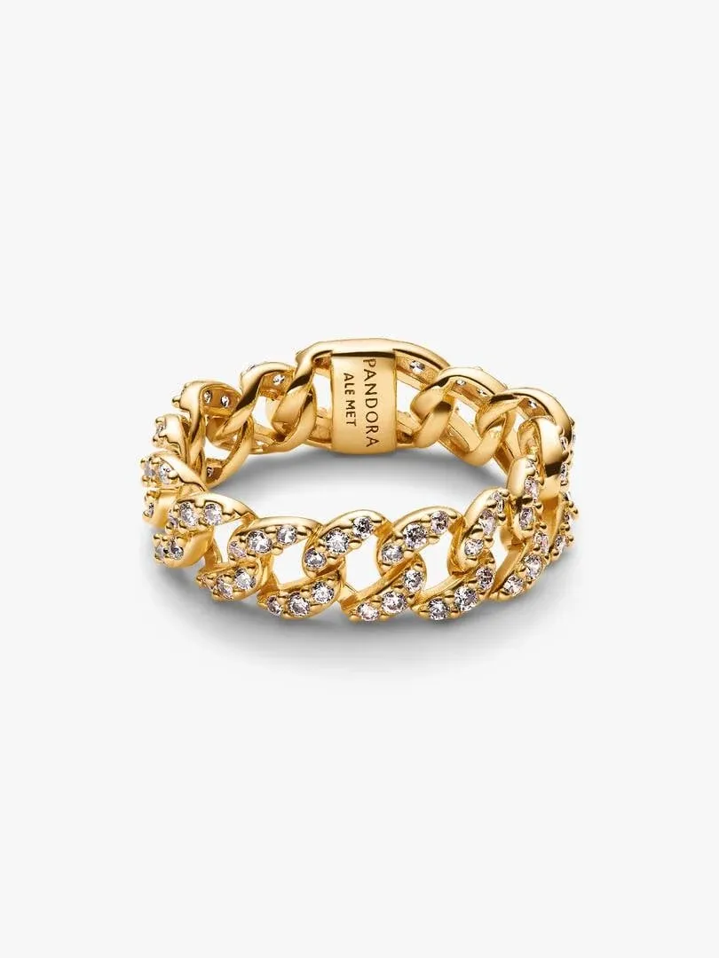 Anillo de eslabones dorados con circonitas, vista frontal en ángulo sobre fondo blanco.