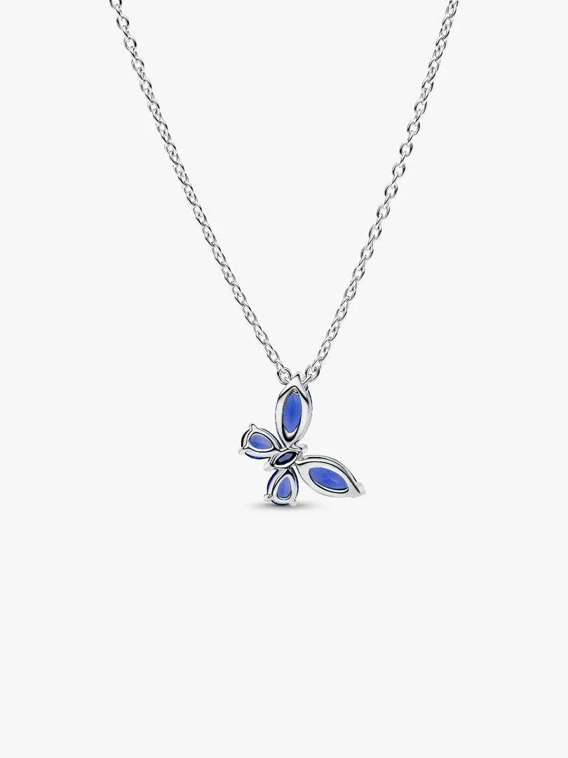 Collier avec pendentif papillon bleu sur fond blanc, vue frontale centrée.