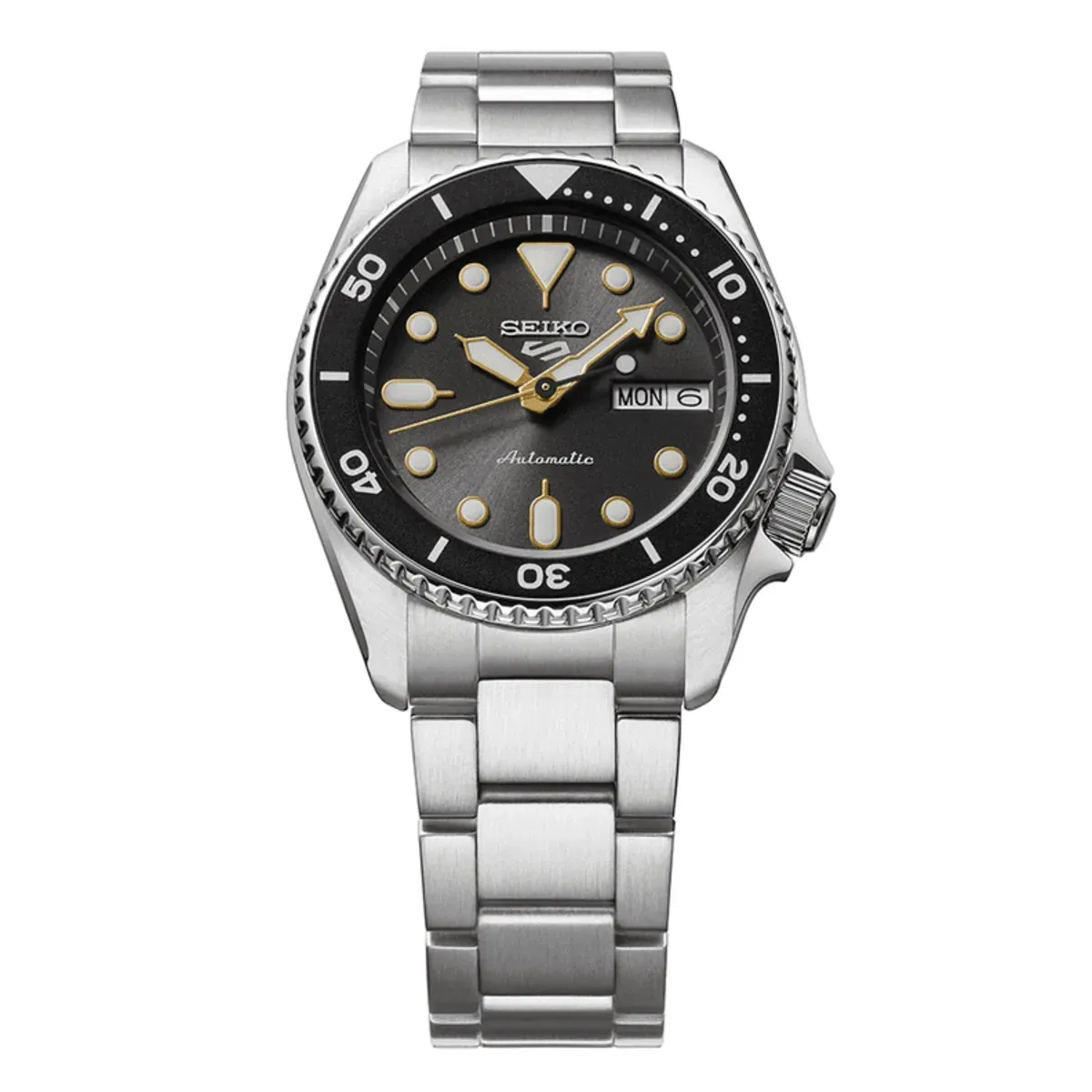Vista frontal completa del reloj con brazalete de acero y esfera negra sobre fondo blanco.