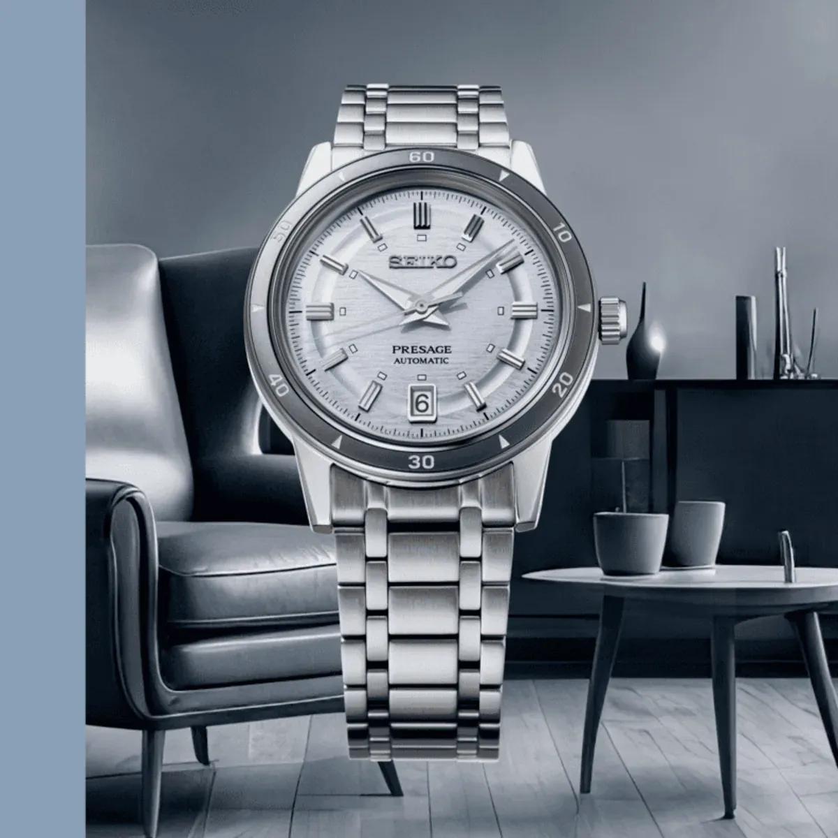 Reloj visto frontalmente superpuesto en un salón moderno con tonos neutros y mobiliario minimalista.