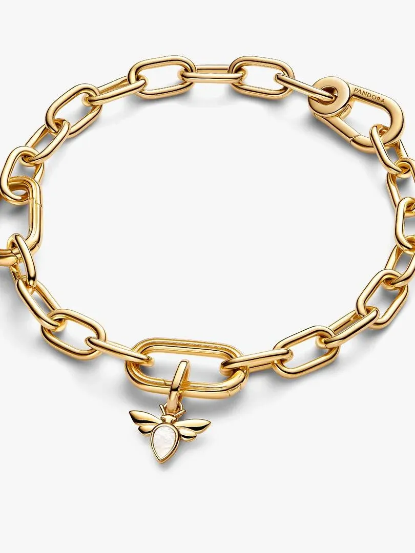 Vue de dessus de la chaîne avec pendentif abeille, fond blanc, focus sur le détail en résine blanche.