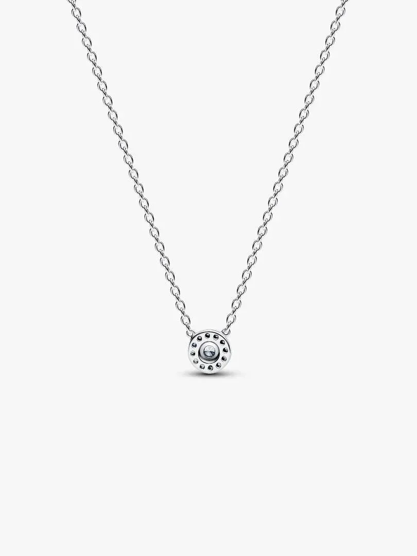 Collier en argent avec pendentif rond pavé, vue de face sur fond blanc.