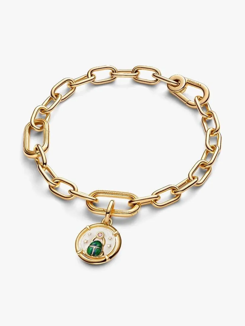 Gouden schakelarmband met groene kever charm, vooraanzicht op een witte achtergrond.