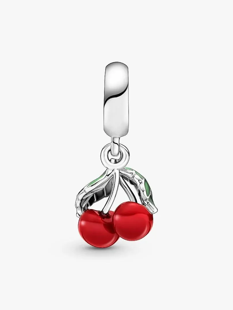 Charm cerises suspendu, vue de face avec détails d'émail rouge et vert sur fond blanc.