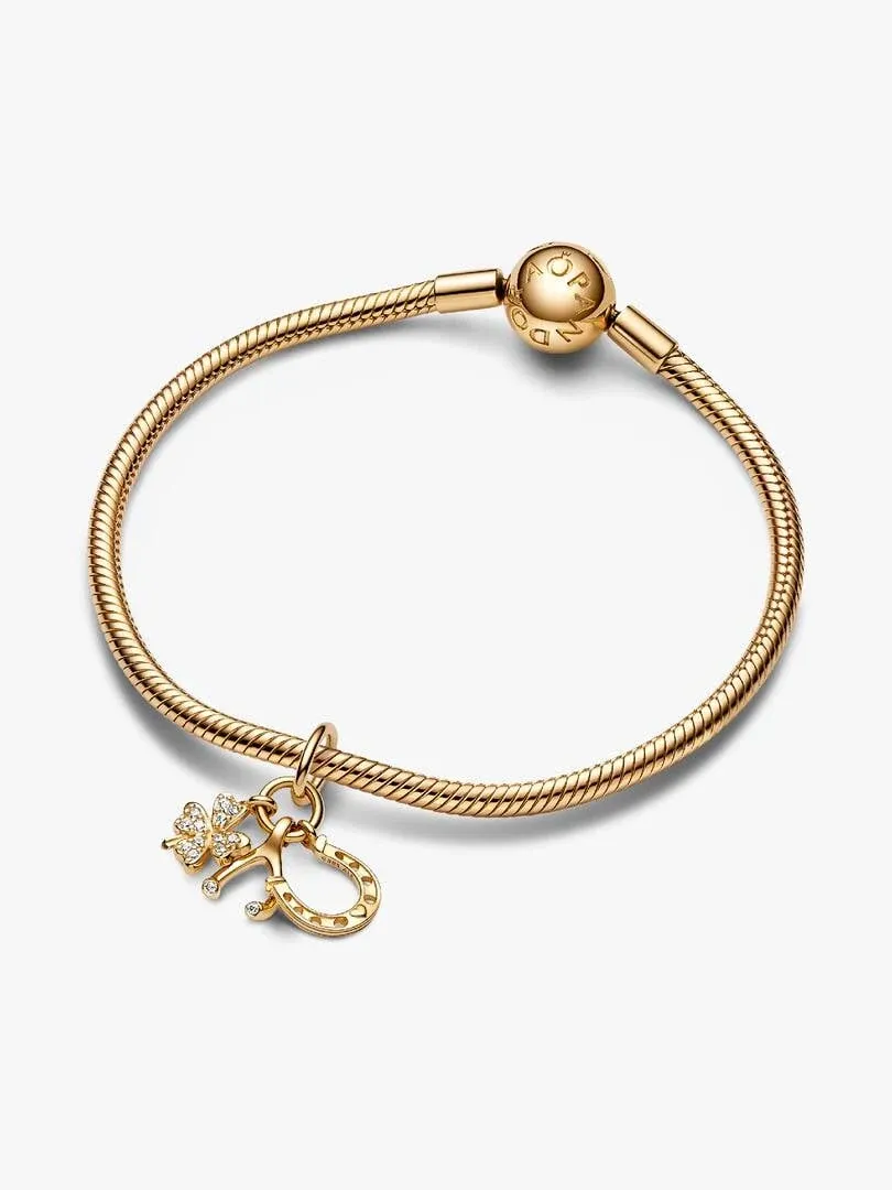 Pulsera de oro con charm triple, vista frontal sobre fondo blanco, encuadre centrado.