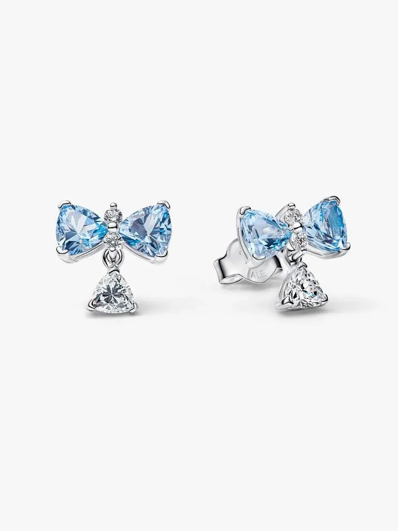 Paire de boucles d'oreilles nœud bleu et zircon sur fond blanc, vue de face avec une légère inclinaison.