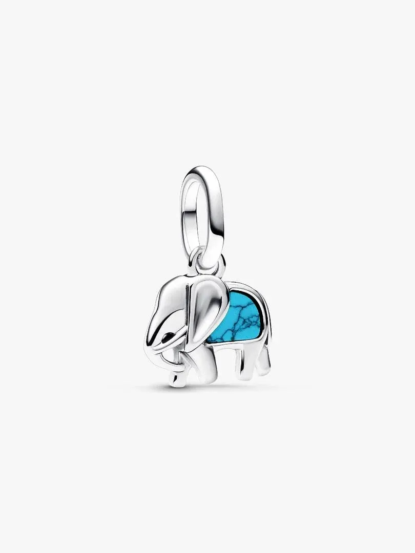 Charm de elefante en plata con detalle turquesa, vista frontal tres cuartos sobre fondo blanco.