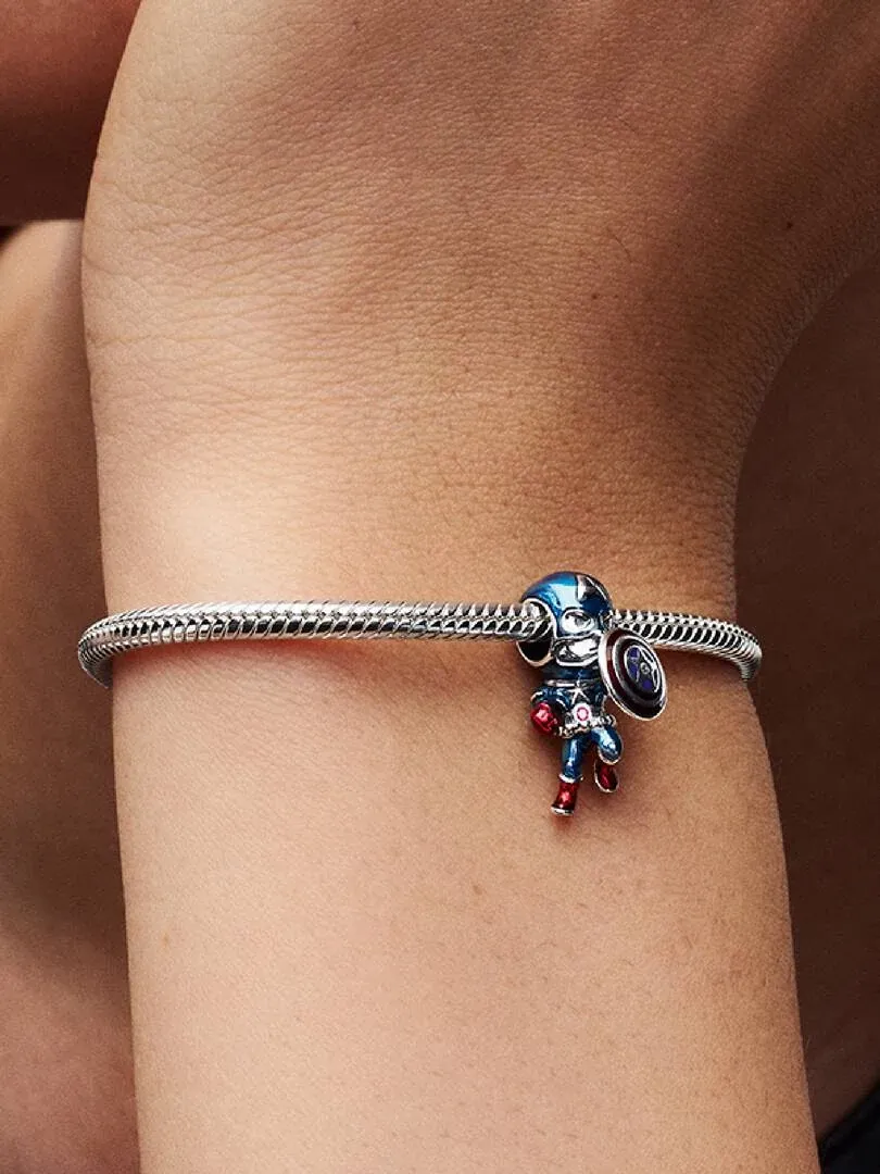 Charm Captain America suspendu à un bracelet en argent, vue de profil sur un poignet.