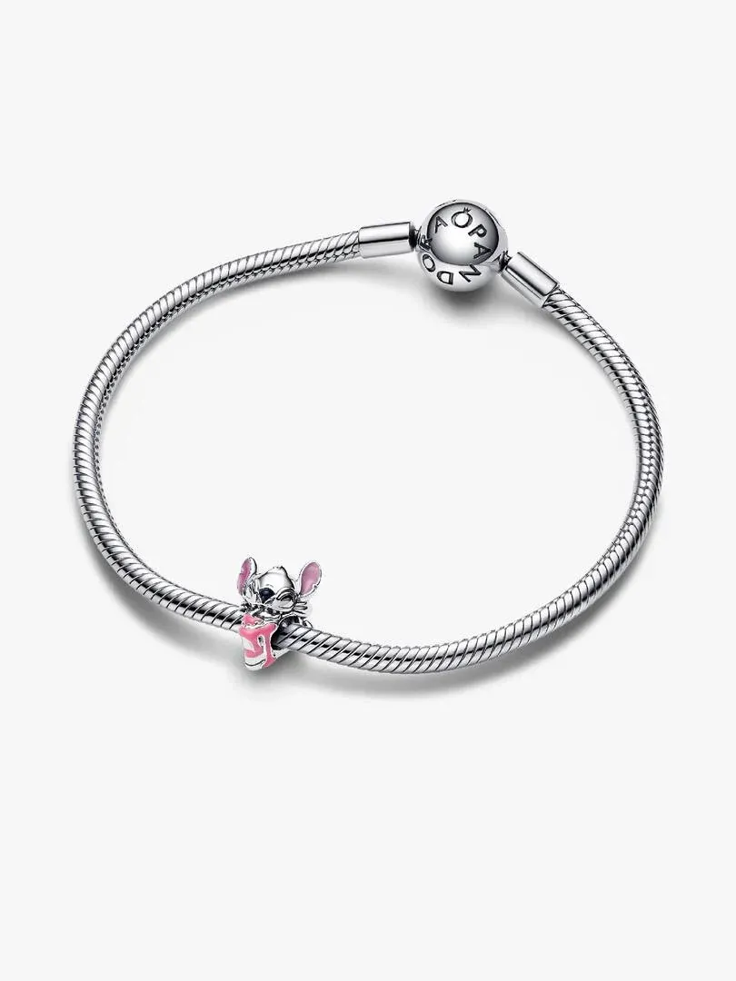 Charm Stitch sur un bracelet en argent, vue frontale de trois quarts, fond blanc uni.