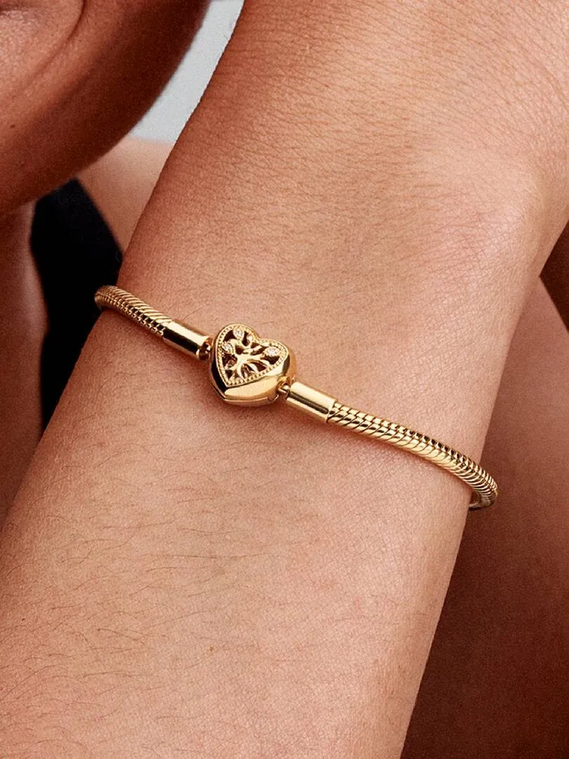 Gros plan du bracelet avec fermoir cœur sur un poignet, vue de profil.