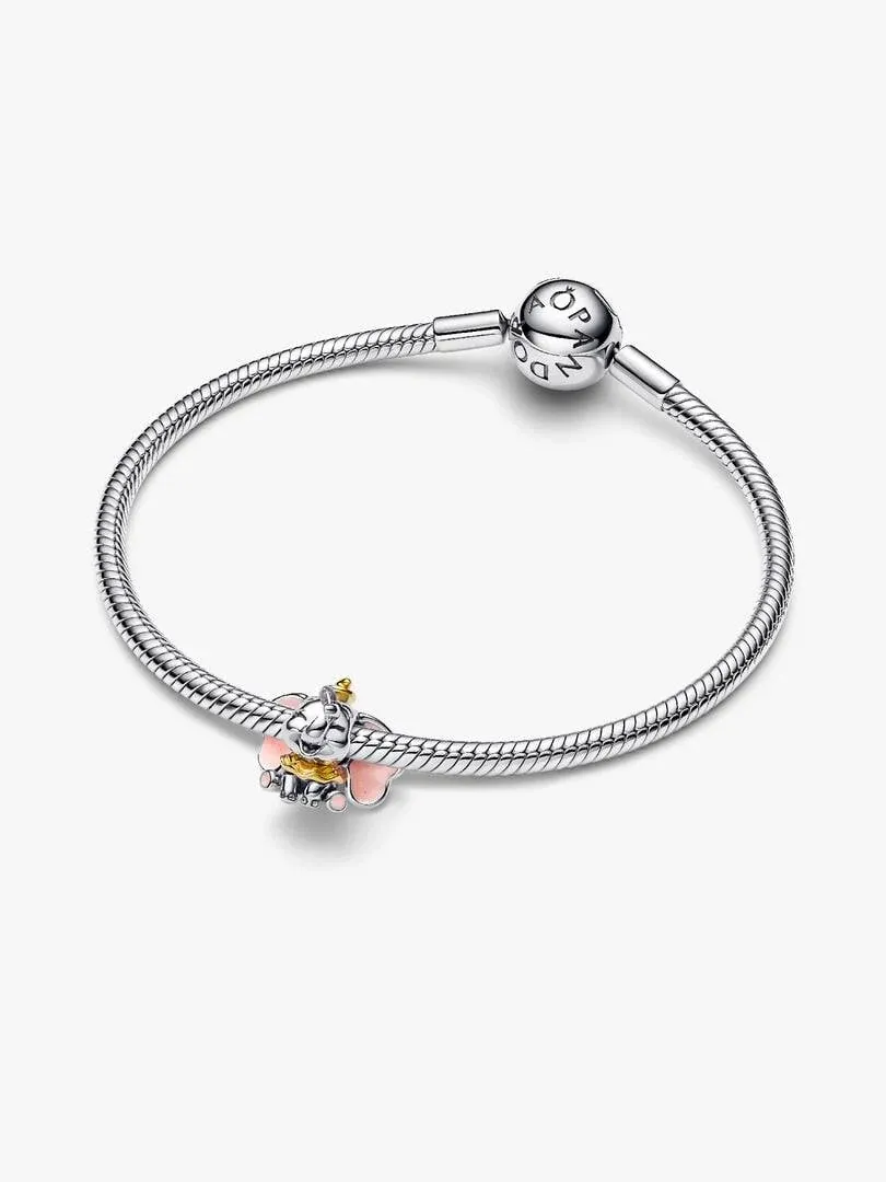 Pulsera de plata con charm de Dumbo, vista superior en ángulo sobre fondo blanco.