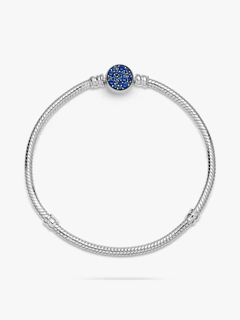 Vooraanzicht van de armband op een witte achtergrond, met focus op de blauwe sluiting.