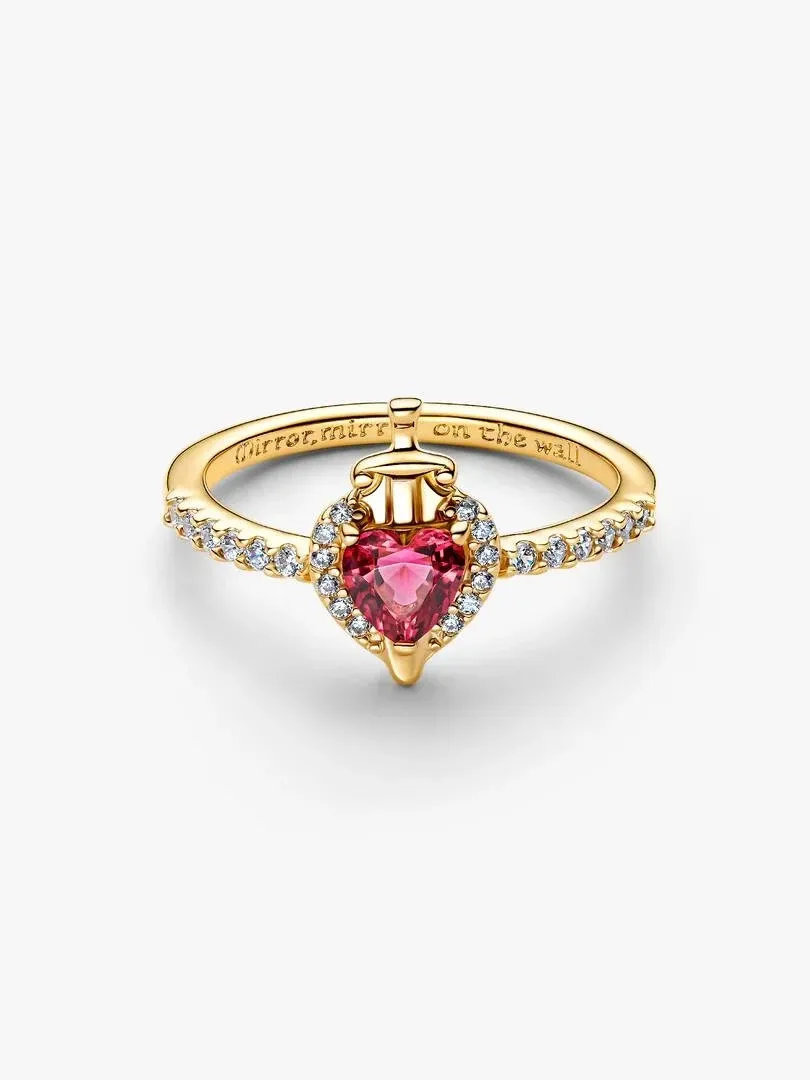 Anillo de oro con cristal rosa en forma de corazón y detalles brillantes, vista frontal sobre fondo blanco.