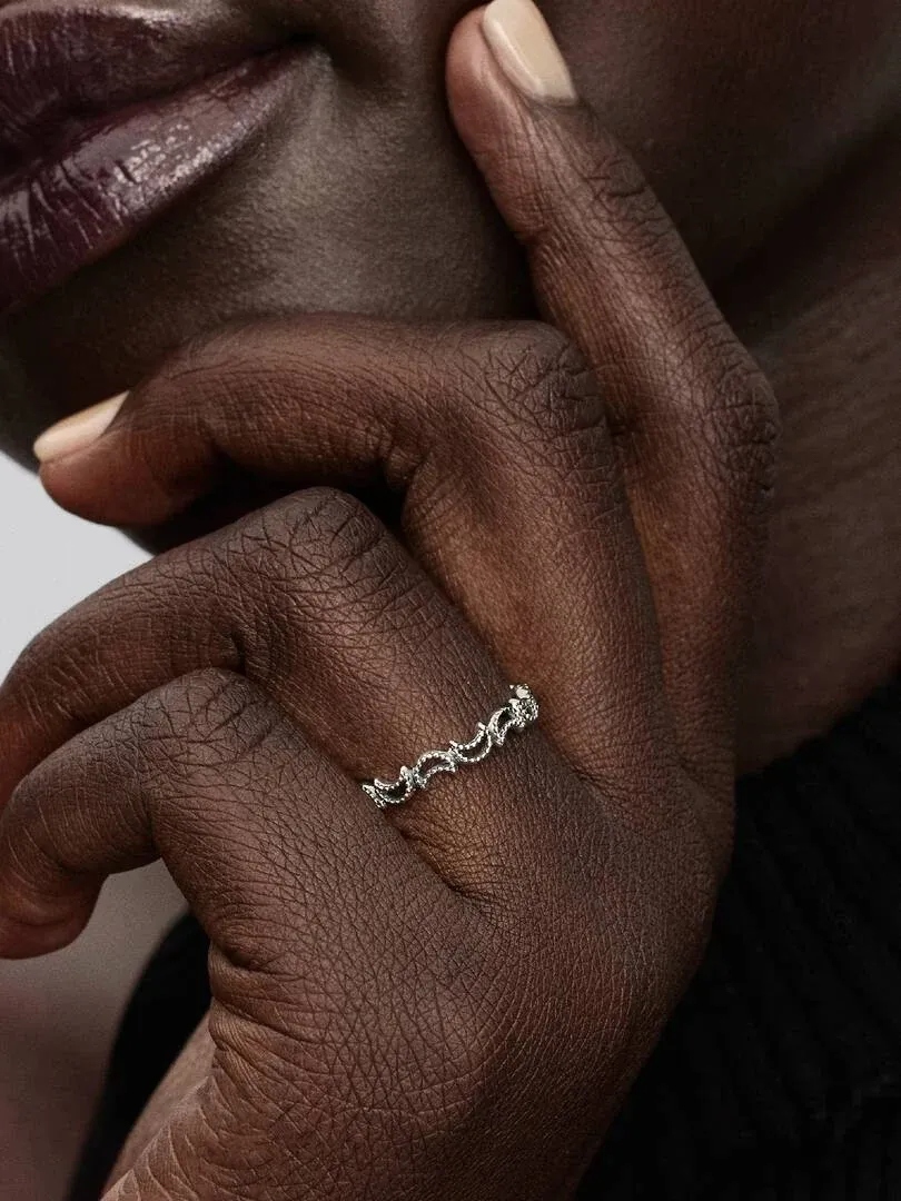 Close-up van de halve maanring om de ringvinger, zijaanzicht op een donkere huid.