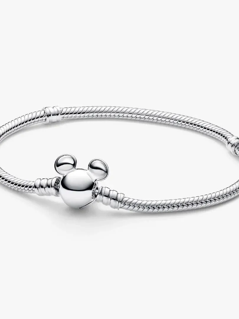 Primer plano del cierre de Mickey Mouse en pulsera de plata, ángulo lateral sobre fondo blanco.