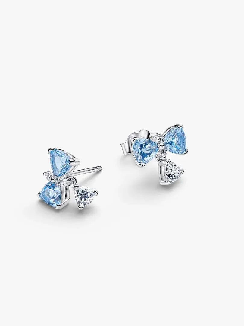 Paire de boucles d'oreilles nœud bleu et zircon sur fond blanc, vue de face avec une légère inclinaison.