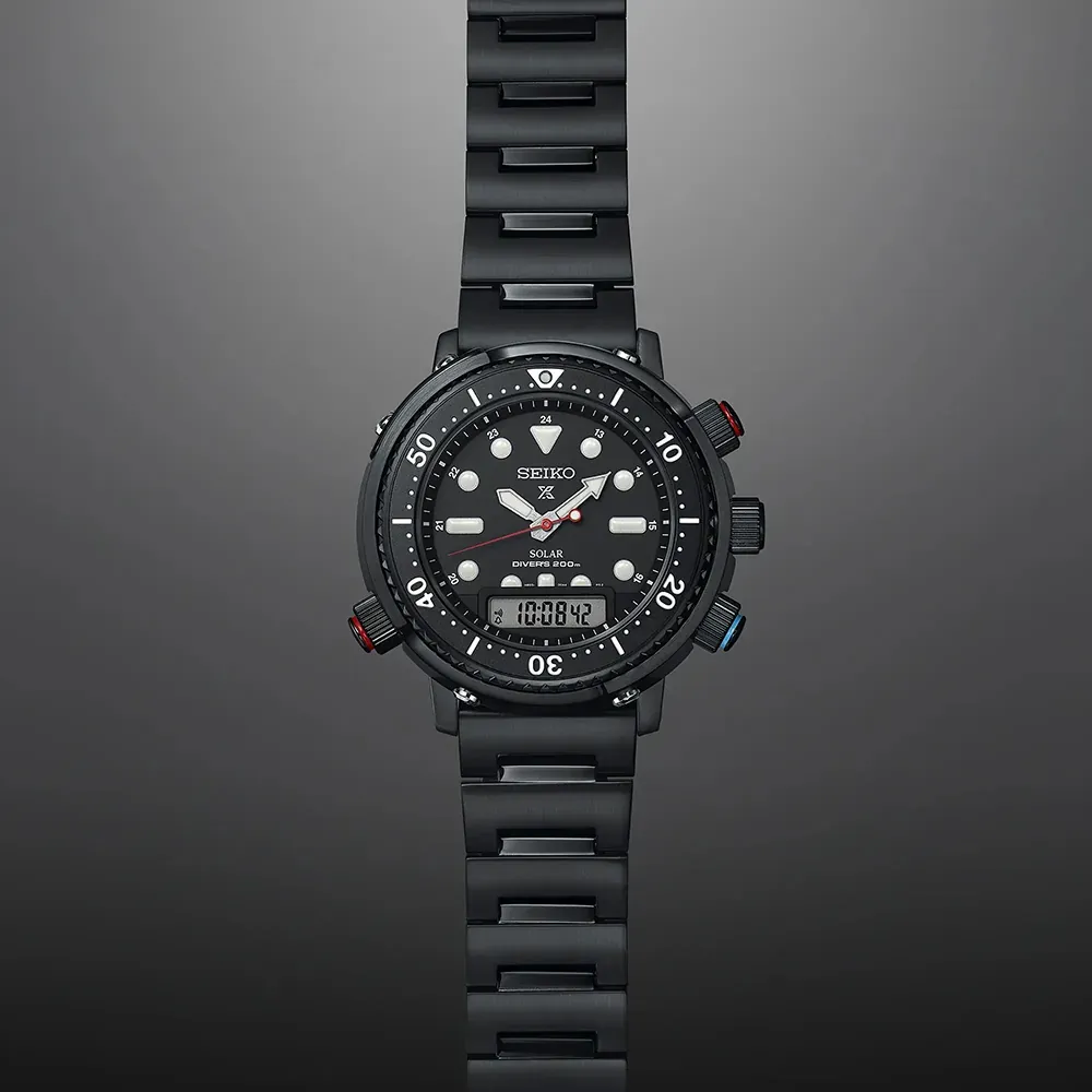 Vista frontal del reloj centrada sobre un fondo degradado en tonos grises.