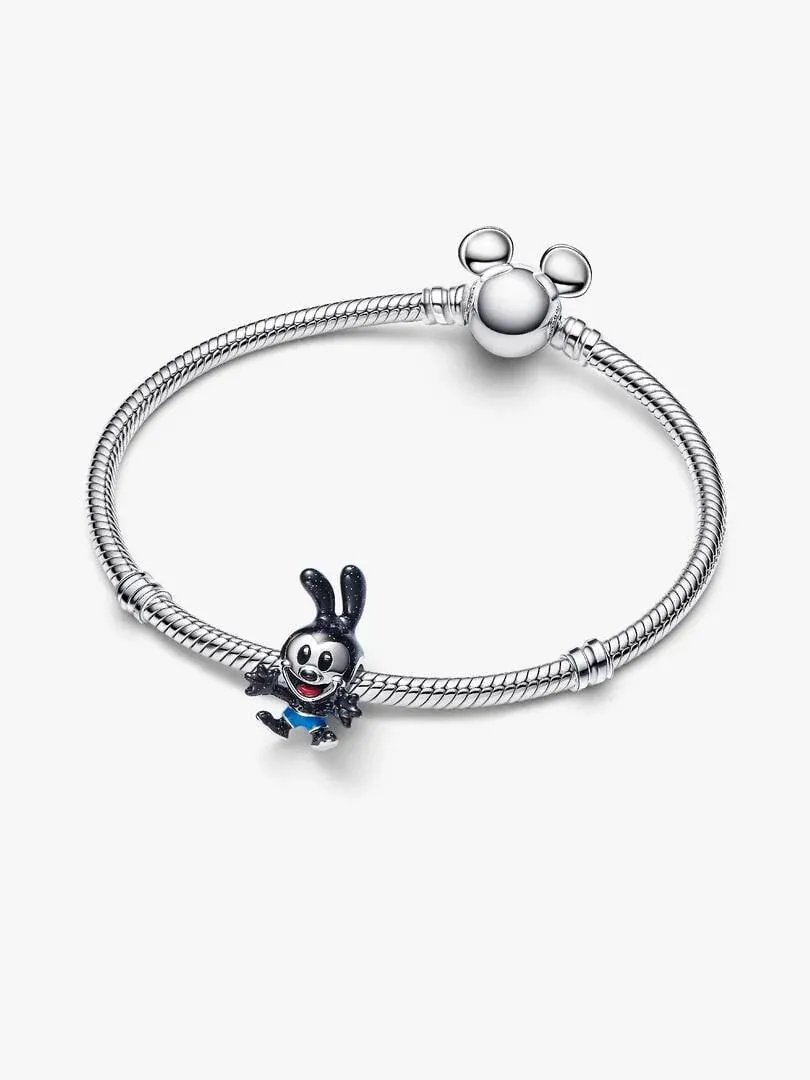 Charm Oswald sur un bracelet en argent, vue de face avec une légère plongée sur fond blanc.