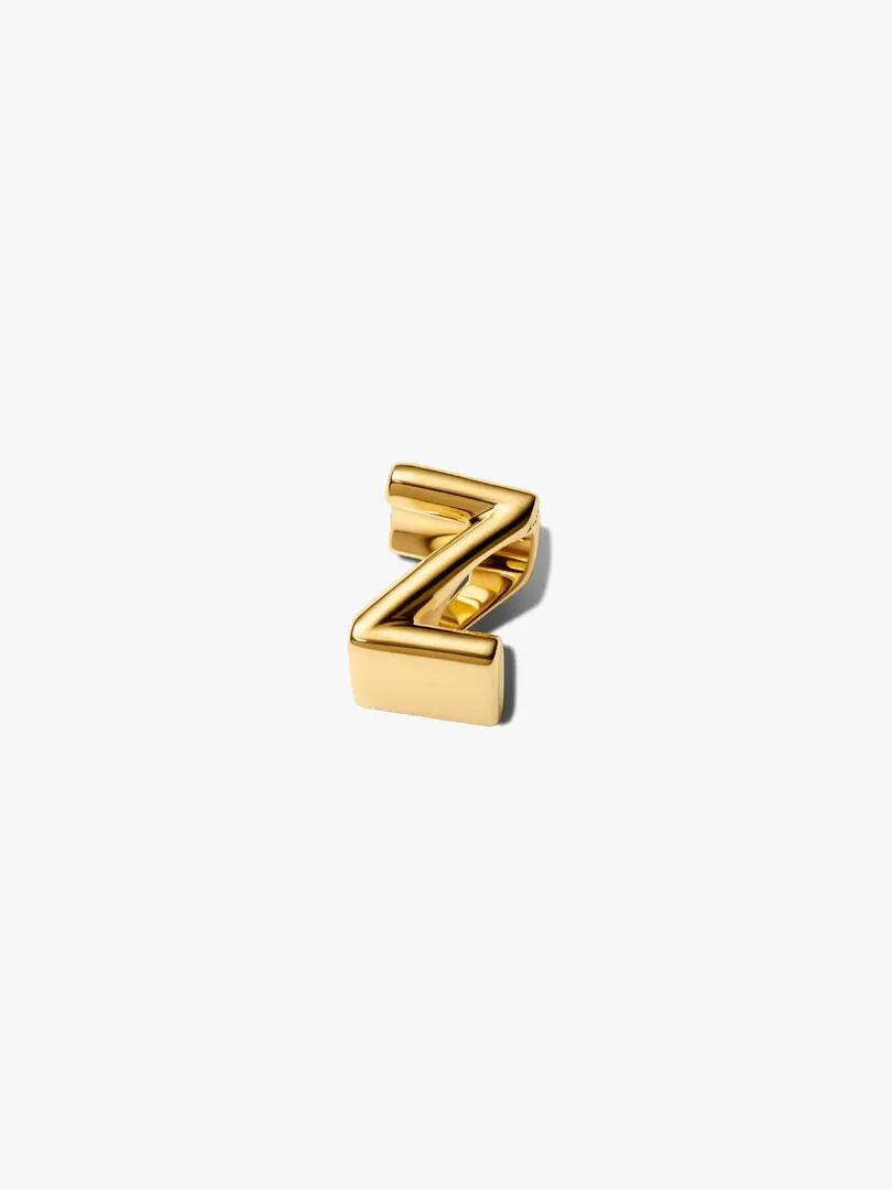 Goud 14k letter Z charm, driekwart profiel op een witte achtergrond.