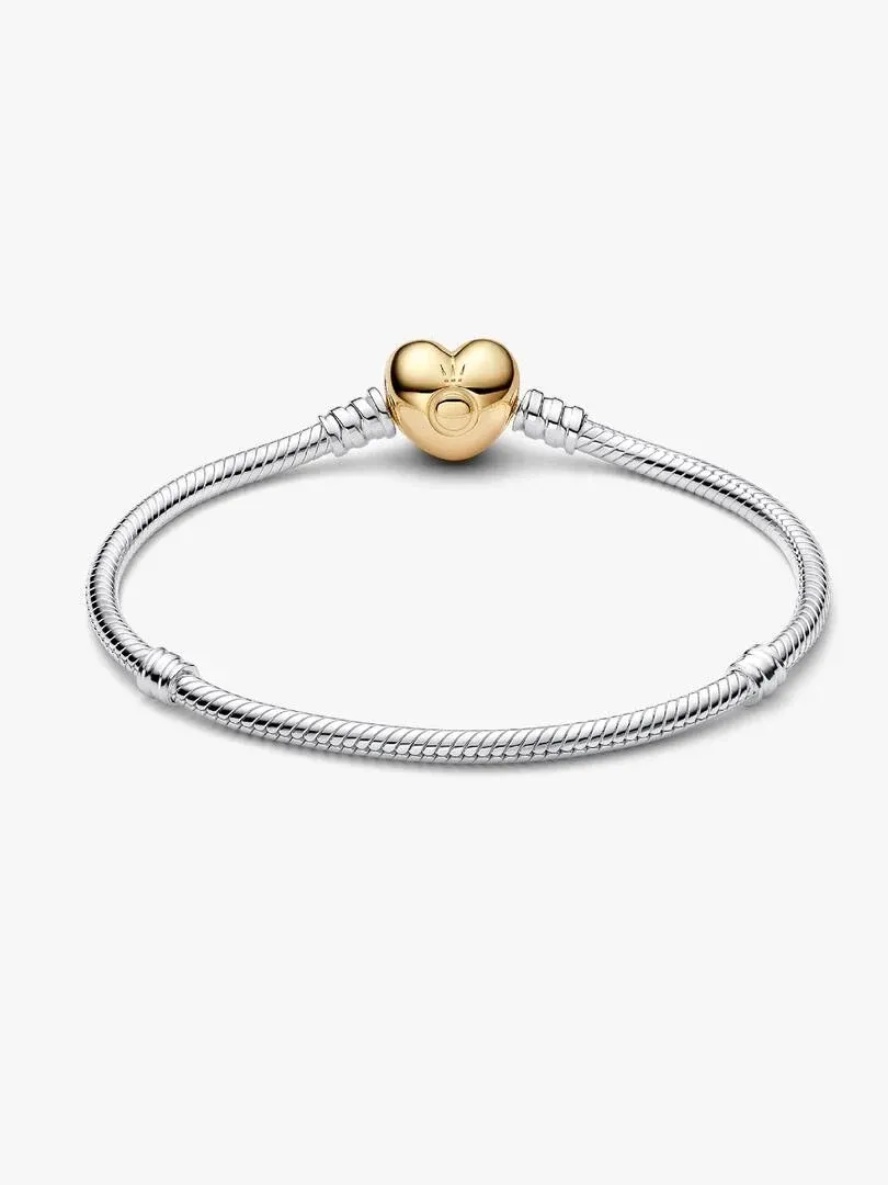 Vue de face du bracelet sur fond blanc, mettant en valeur le fermoir cœur en or 14k.