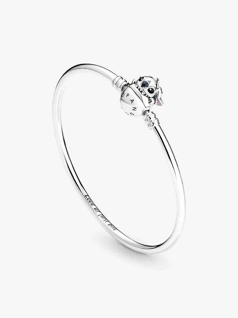 Vista lateral de la pulsera rígida sobre fondo blanco, mostrando el detalle del cierre con Stitch.