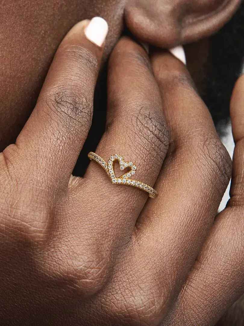 Close-up van de hartring met zirkonia's gedragen aan een vinger, zijaanzicht op de huid.