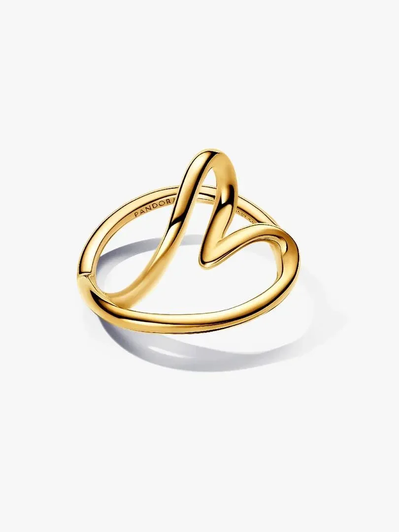 Anillo de oro con forma de corazón visto desde un ángulo lateral, sobre fondo blanco con sombra suave.