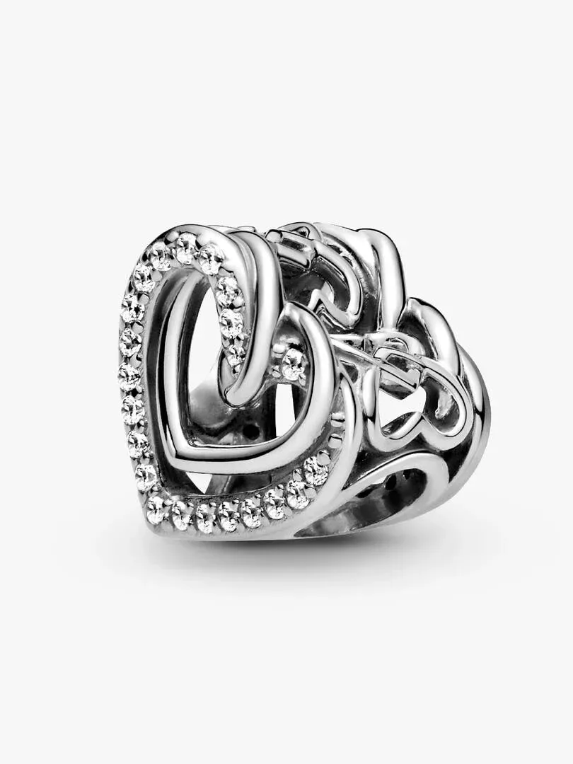 Charm de corazones entrelazados en plata con circonitas, vista lateral en ángulo sobre fondo blanco.